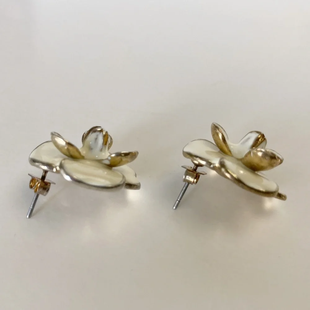Cream Flower Enamel Earrings - Picture 6 of 7